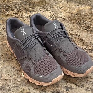 On Running Cloud 5 zinc/shell running shoes size 10